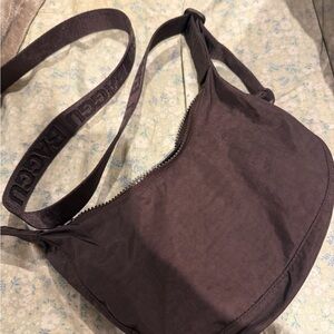 BAGGU SMALL CRESCENT BAG CHOCOLATE PLUM